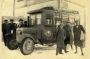 Il primo autobus appartenuto a Peppino Schembari (a destra), fine anni '20 (Archivio Giuseppe Schembari)