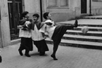 Bambini in strada: dall'archivio di Giuseppe Leone 