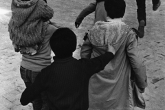Bambini in strada: dall’archivio di Giuseppe Leone