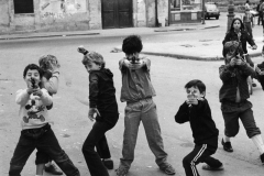 Bambini in strada: dall’archivio di Giuseppe Leone