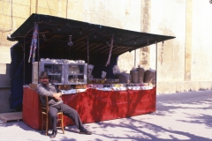 24_Giovanni_Brugaletta_venditore_di_calia_e_simenza_Santa_Croce_Camerina_2002
