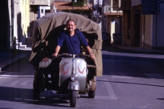 25_Giovanni_Brugaletta_venditore_di_calia_e_simenza_Santa_Croce_Camerina_2002